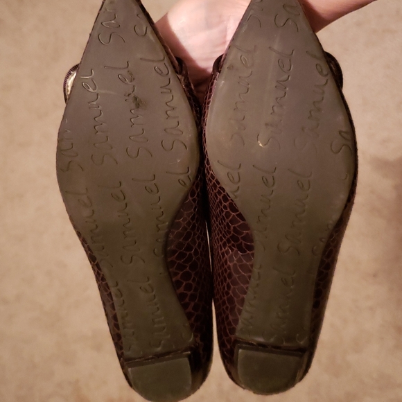 Samuel brown slip on shoes in a size 7 1/2. Excellent pre owned condition. - Picture 4 of 4